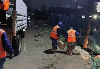 Последствия сильного ливня устраняют в Алматы