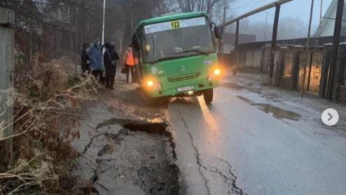 Асфальт провалился под автобусом в Алматы