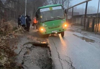 Асфальт провалился под автобусом в Алматы