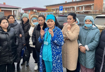 Санитарки инфекционной больницы вышли на митинг в Атырау