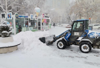 Астану засыпало снегом: на уборку вышли тысячи рабочих