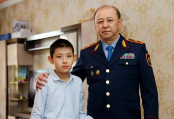 Начальник полиции Туркестанской области подарил особенному ребенку самокат