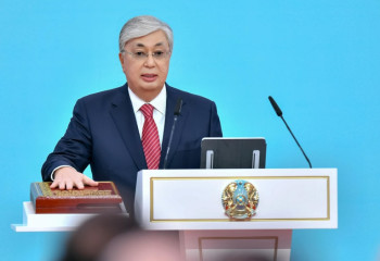 Глава государства принял присягу на Конституции