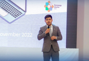 Біржан Әуезов  оқушыларымен бірге балаларға тегін хакатон ұйымдастыруда