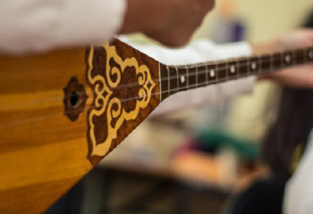 Алматинская домбристка стала звездой соцсетей