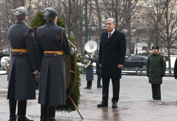Президент «Белгісіз жауынгер бейіті» мемориалына гүл шоғын қойды