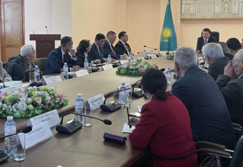Ерлан Қарин Қазақстан тарихынан академиялық жинақтың әзірлену барысын талқылады