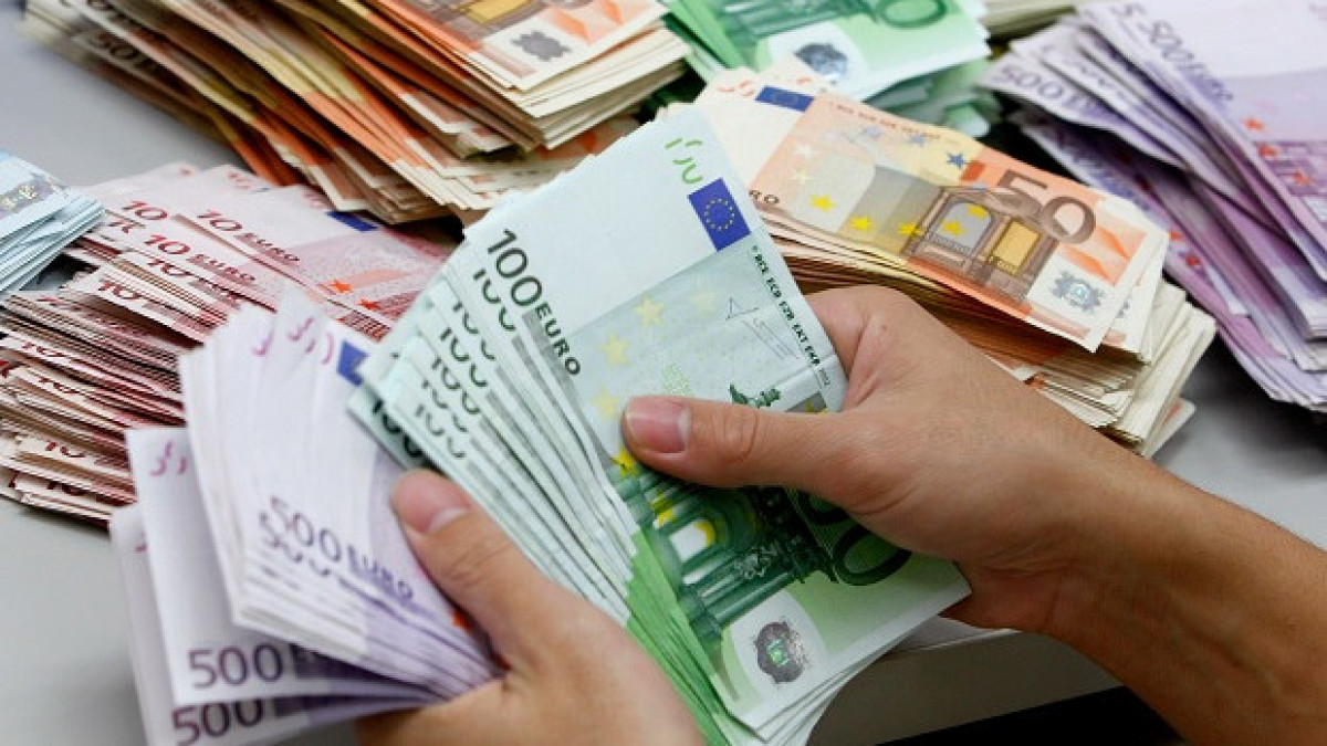 Евро продолжает дорожать в Казахстане