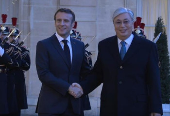 Kassym-Jomart Tokayev arrives at Élysée Palace