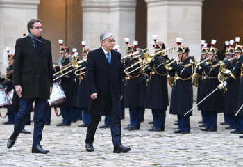Kazakh President solemnly greated in Paris