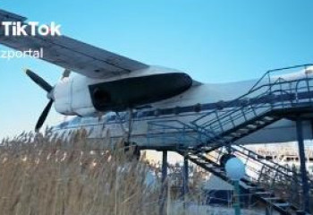 Самолет находится среди жилых домов в Астане