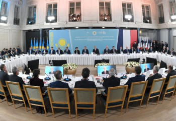 Президент Казахстана подписал ряд документов в ходе визита во Францию