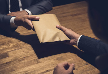 Родственник Кайрата Боранбаева дал взятку сотрудникам АФМ