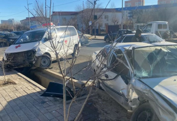 Атырауда жедел жәрдем көлігі апатқа ұшырады