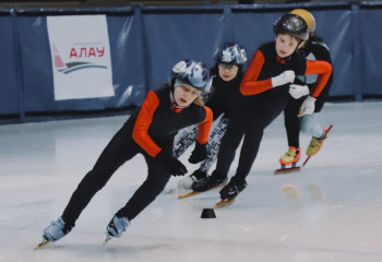 Астаналықтар коньки теуіп жарысады