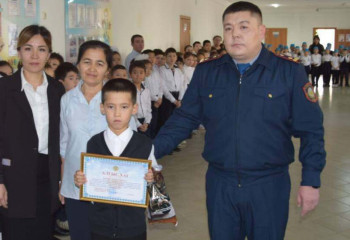 Спасшего тонущих подростков 8-летнего школьника наградили в Атырау