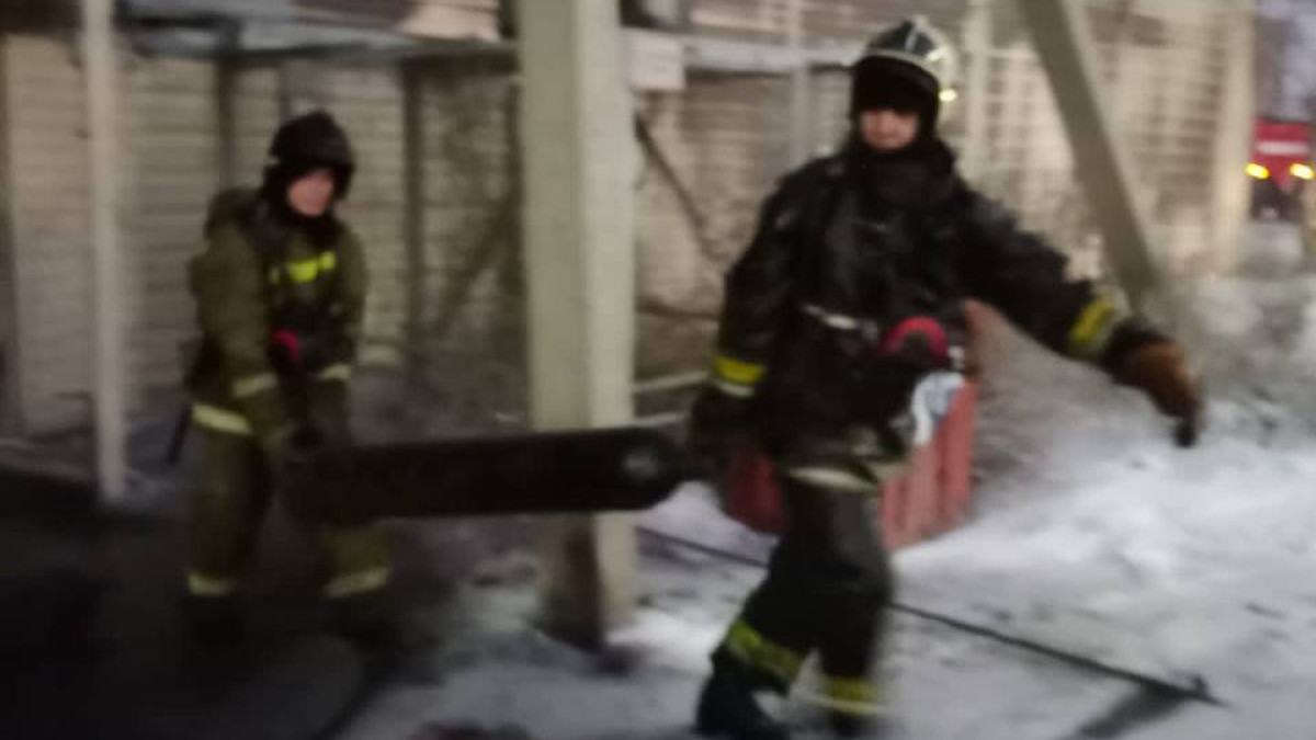 Более 50 взрывоопасных баллонов вынесли при пожаре в Павлодаре