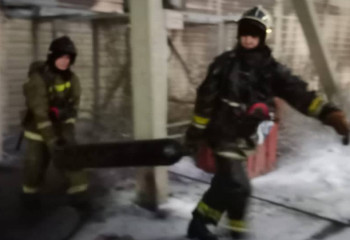 Более 50 взрывоопасных баллонов вынесли при пожаре в Павлодаре