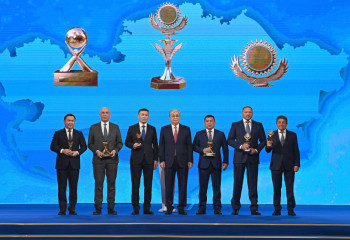 Глава государства наградил победителей конкурсов «Алтын сапа» и «Парыз»