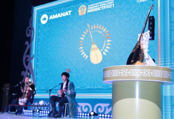 «Алтын домбыра»: Түркістанда аламан айтыс басталды