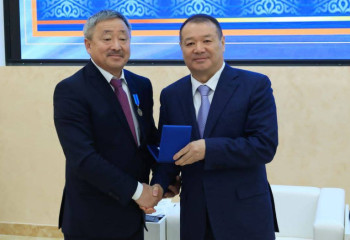 Возводившим дома для погорельцев в Аулиекольском районе вручили награды