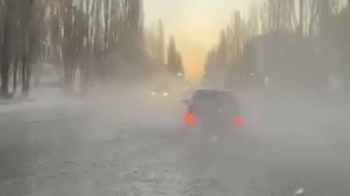 В городе Рудном из-за аварии затопило улицы