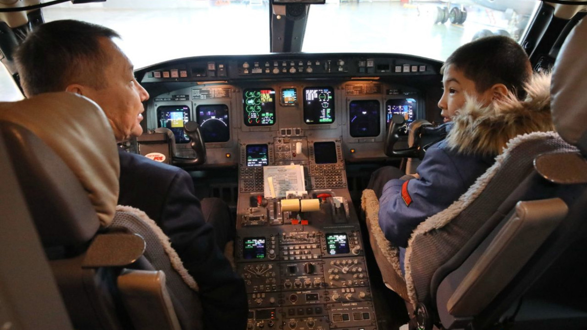 Президент Іс Басқармасы балаларды «Бүркіт» авиакомпаниясына экскурсияға апарды