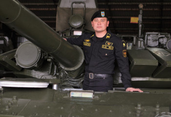 Танктың құлағында ойнайтын Бейімбет