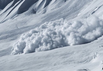 На автодорогу в ВКО сошла снежная лавина