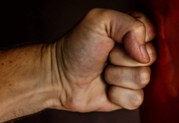 Военнослужащий избил трех женщин в селе Жамбылской области