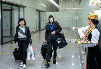 Алана Курмангалиева торжественно встретили в столичном аэропорту