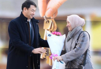 В Туркестане вручили ключи от квартир очередникам