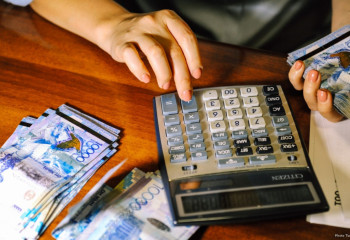 Қарағанды облысында аурухана директоры дәрігерлердің ақшасын жымқырған