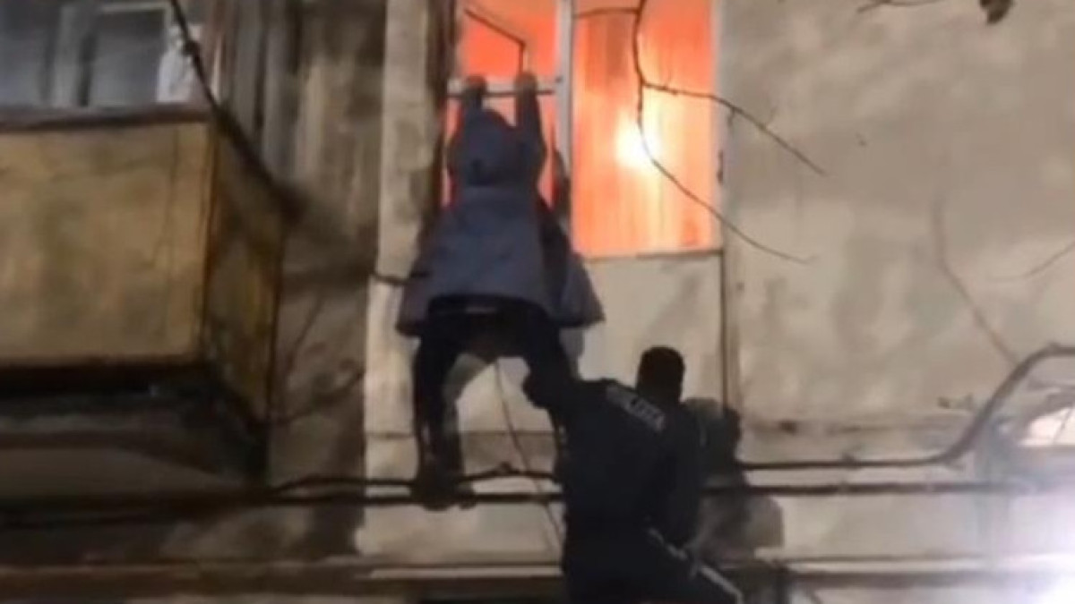 Повисла на окне: полицейские спасли женщину в Актобе