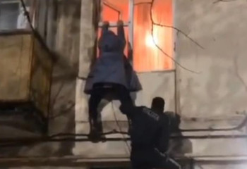 Повисла на окне: полицейские спасли женщину в Актобе