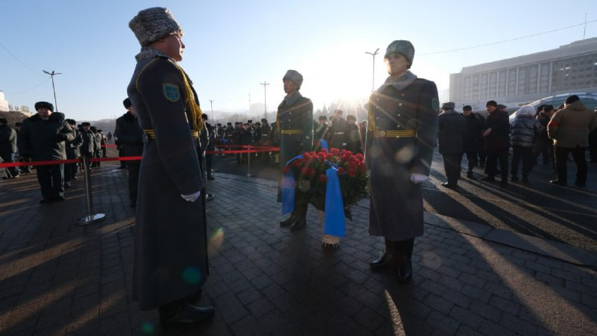 В Алматы возложили цветы к монументу Независимости