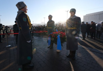 В Алматы возложили цветы к монументу Независимости
