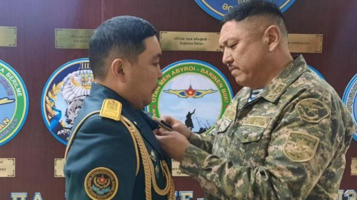 Военнослужащего наградили медалью за спасение людей на пожаре