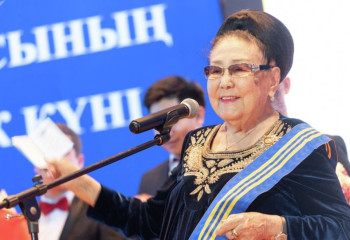 Димаш Құдайберген Бибігүл Төлегенованы туған күнімен құттықтады