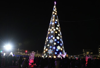 Астанада еліміздің бас шыршасы жағылды