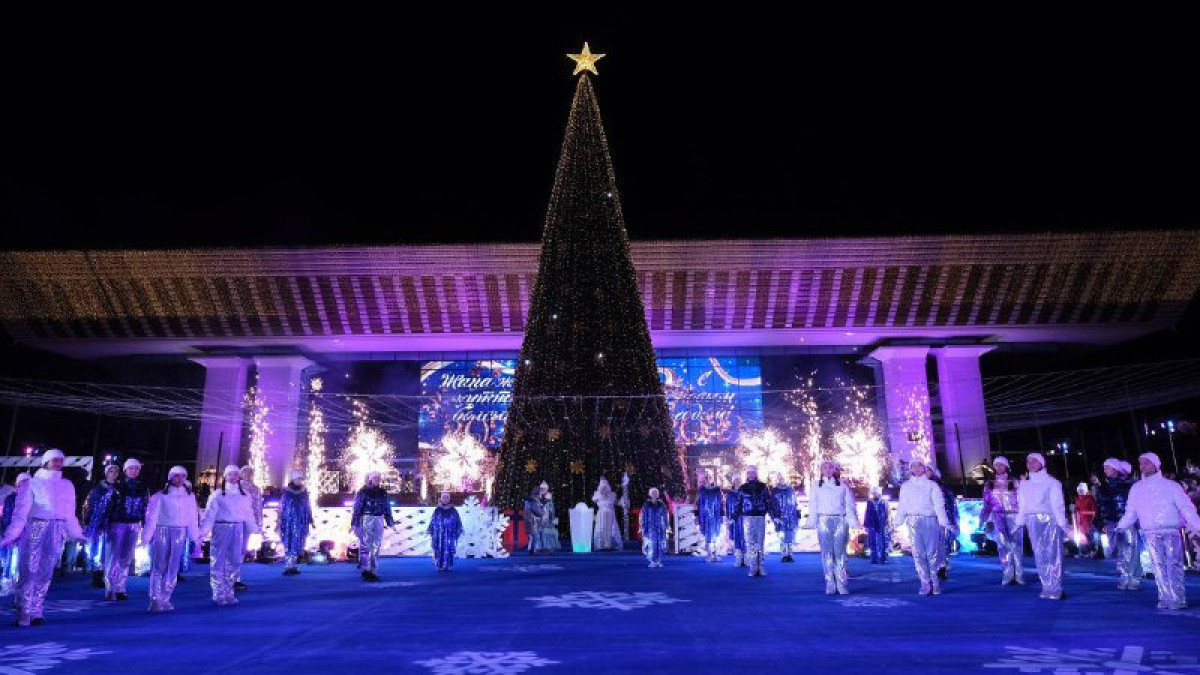 Огни зажглись на главной новогодней елке Алматы