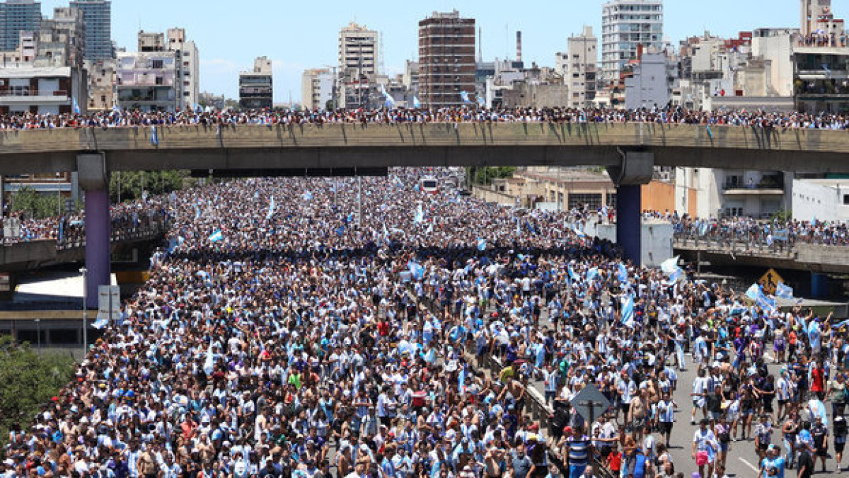 Чемпионский парад полностью парализовал движение в столице Аргентины