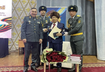 Алматыда соғыс ардагерін ғасырлық мерейтойымен құттықтады