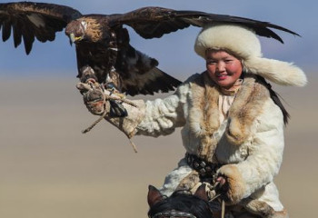 Лиз Уелштің бүркітші қыз туралы «Eagle Huntress» кітабының тұсаукесері өтті