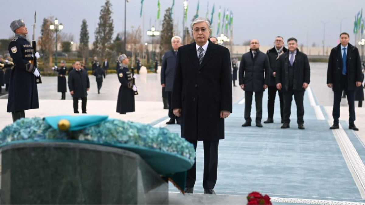 Токаев возложил цветы к монументу Независимости в Ташкенте