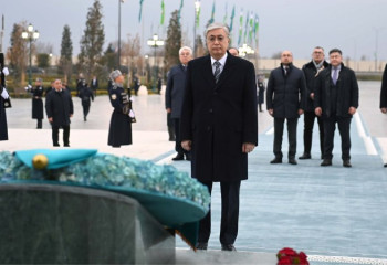 Токаев возложил цветы к монументу Независимости в Ташкенте