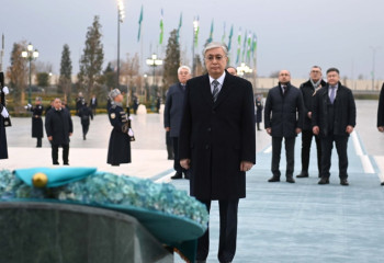 Президент «Янги Узбекистон» саябағындағы монументке гүл шоғын қойды