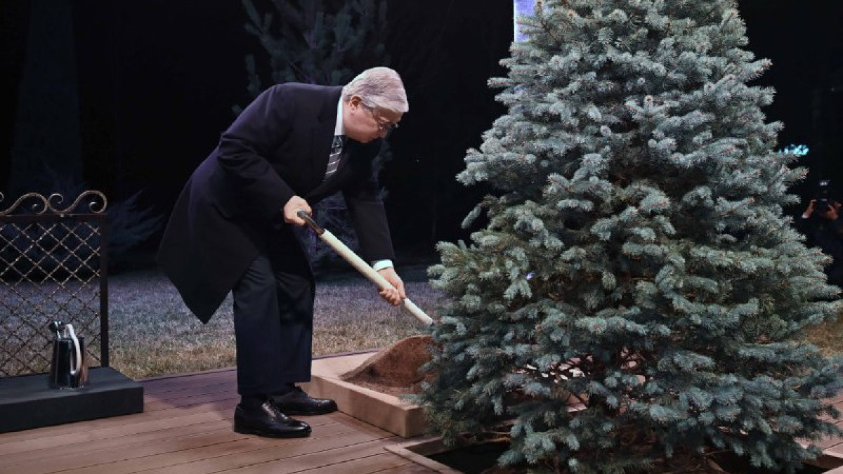 Токаев посадил дерево в резиденции Президента Узбекистана «Куксарой»