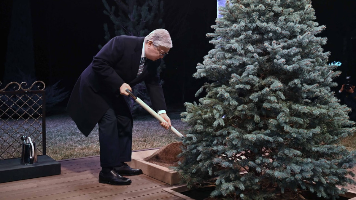 Президент Ташкенттегі «Куксарой» аллеясында ағаш екті
