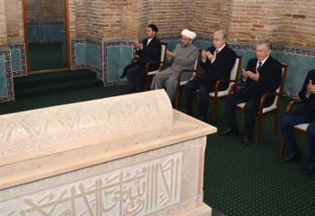 Қасым-Жомарт Тоқаев Ташкенттегі Төле би кесенесіне зиярат етті
